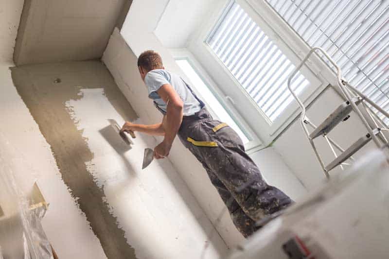 Plasterer-plastering-interior-walls-and-celings