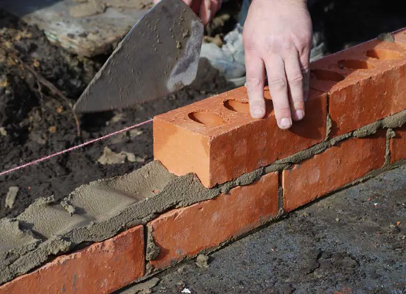 bricklaying-with-cement