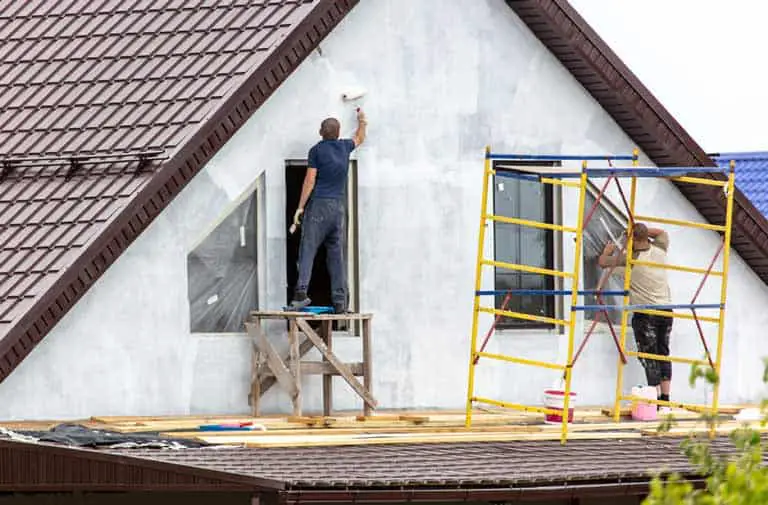 Workers-priming-the-outside-of-a-house